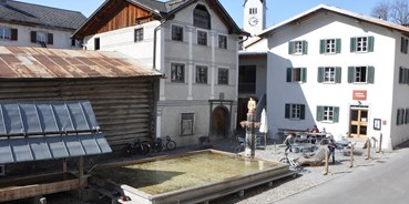 Ausflug mit Kindern - sehenswerter Ort: Wahrzeichen - Graubünden - Holzbrunnen in Valendas - Grösster Holzbrunnen Europas