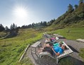 Ausflugsziel: Sonnenliegen beim Kneippbecken - Heidipfad
