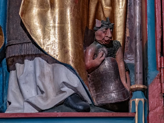 Ausflugsziel: Teufel mit der Glocke am Fuße von Bischof Theodul in der St. Agatha Kapelle am Kristberg im Silbertal, dem Genießerberg im Montafon - Der Sagenwanderweg (Sagenweg) vom Kristberg ins Silbertal