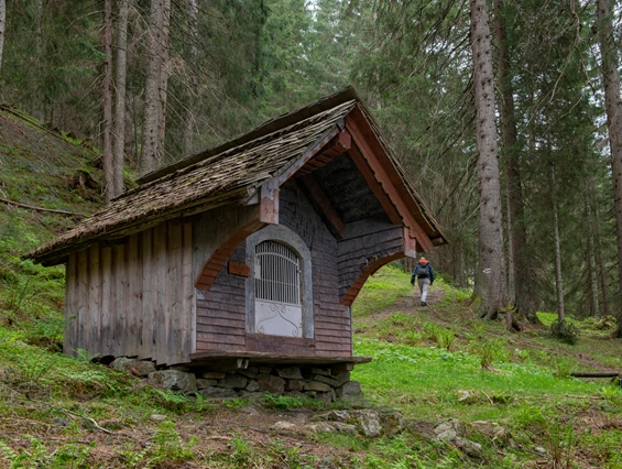 Ausflugsziel: Das "Bruderhüsli" im Dalaaser Wald am Kristberg im Silbertal, dem Genießerberg im Montafon - Der Sagenwanderweg (Sagenweg) vom Kristberg ins Silbertal