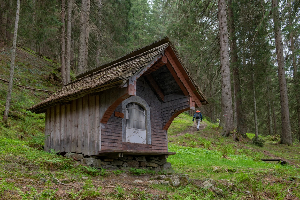 Ausflugsziel: Das "Bruderhüsli" im Dalaaser Wald am Kristberg im Silbertal, dem Genießerberg im Montafon - Der Sagenwanderweg (Sagenweg) vom Kristberg ins Silbertal
