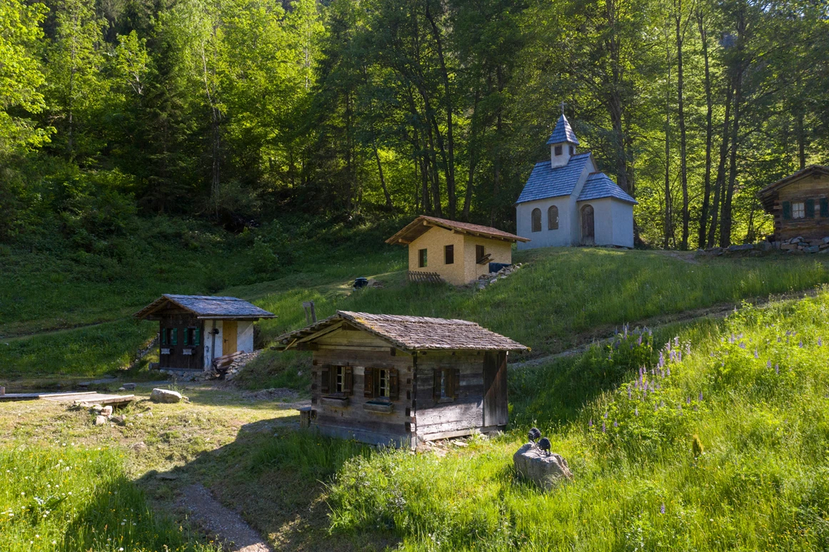 Ausflugsziel: Die "Freilichtbühne" im Silbertal im Montafon, wo jährlich die Montafoner Sagenfestspiele aufgeführt werden - Der Sagenwanderweg (Sagenweg) vom Kristberg ins Silbertal