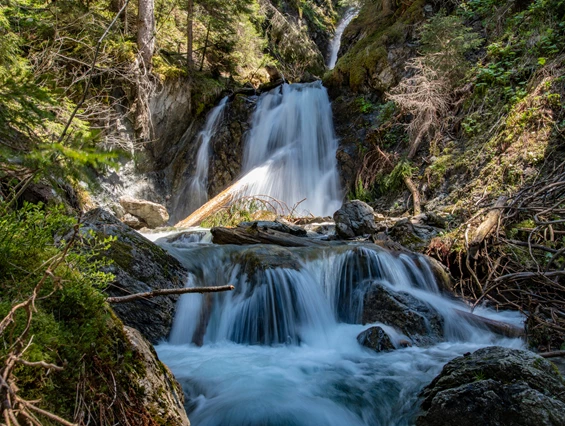 Ausflugsziel: Der Gretschbachwasserfall am Kristberg im Silbertal, dem Genießerberg im Montafon - Der Sagenwanderweg (Sagenweg) vom Kristberg ins Silbertal
