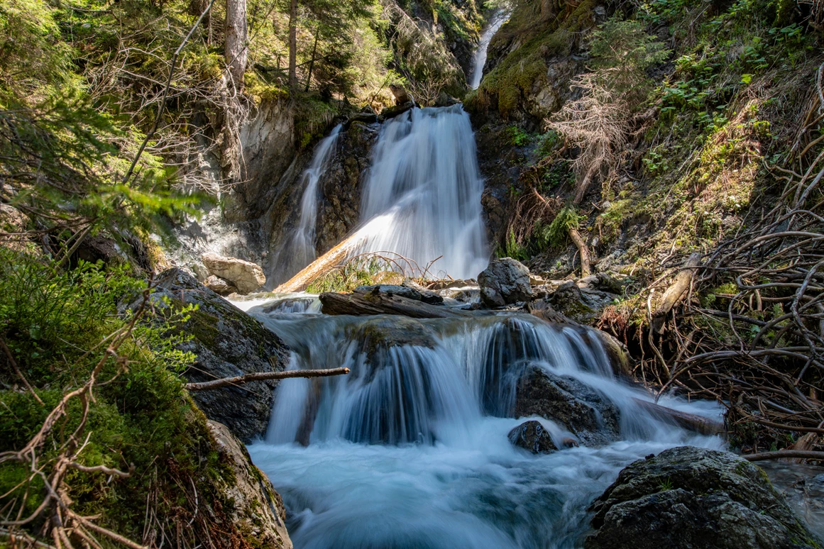 Ausflugsziel: Der Gretschbachwasserfall am Kristberg im Silbertal, dem Genießerberg im Montafon - Der Sagenwanderweg (Sagenweg) vom Kristberg ins Silbertal