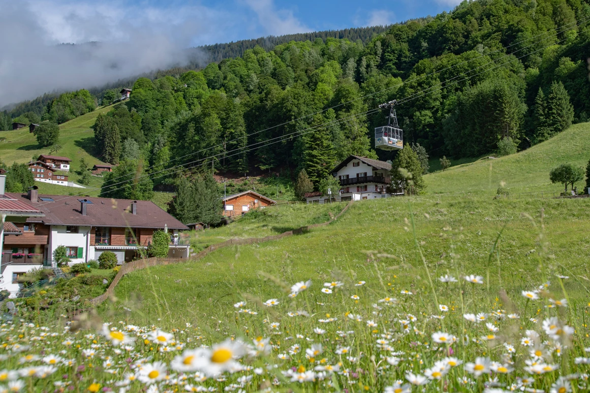 Ausflugsziel: Talstation der Montafoner Kristbergbahn im Silbertal, dem Genießerberg im Montafon - Der Sagenwanderweg (Sagenweg) vom Kristberg ins Silbertal