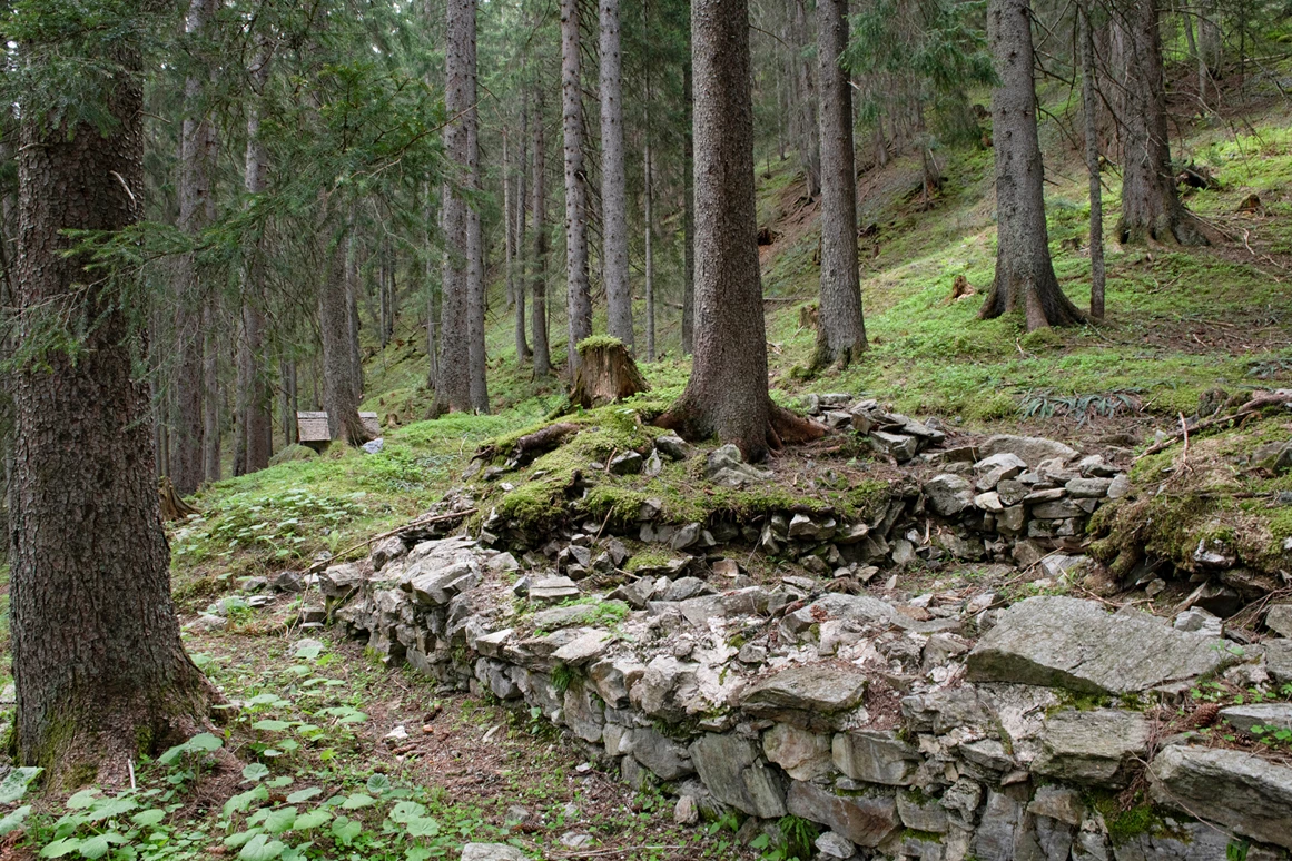 Ausflugsziel: Überreste der Klause von Joss Erhard neben dem "Bruderhüsli" im Dalaaser Wald am Kristberg im Silbertal, dem Genießerberg im Montafon - Der Sagenwanderweg (Sagenweg) vom Kristberg ins Silbertal