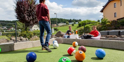 Trip with children - Densborn - Fußball-Billard ist der ideale Funsport für Jung und Alt! Dieses fantasiereiche Spiel mit viel Dynamik ist eine zuvor noch nie dagewesene Kombination aus Fußball und Pool-Billard. Gespielt wird dabei auf dem „größten Pool-Billard-Tisch“ bzw. dem „kleinsten Fußball-Feld“ der Vulkaneifel. Im Vordergrund stehen 2 Teams aus 2 – 6 Spielern, mit 16 Bällen und 6 Toren. Als Queues sind eure Füße gefragt. Gespielt wird auf Kunstrasen mit speziellen Fußbällen im Billard-Kugel-Design. Dieser neue actiongeladene Sport ist eine gelungene Mischung aus Ballgefühl, Köpfchen und Spaß. - Freizeitpark EifelAdventures