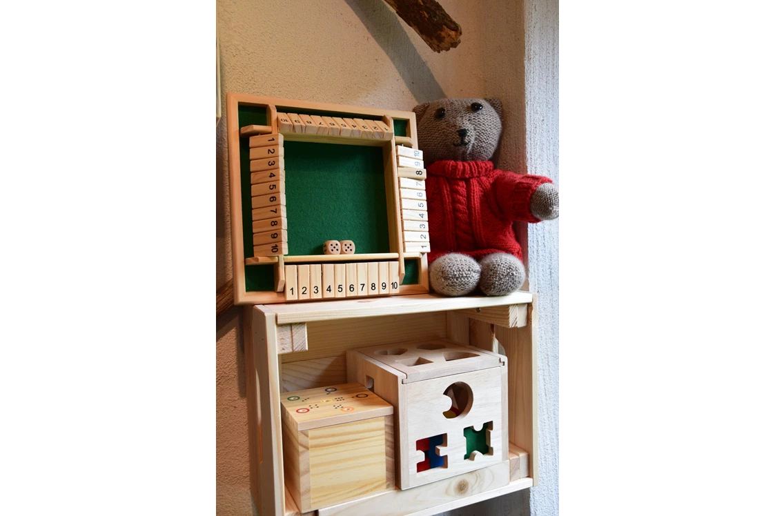 Ausflugsziel: Auch für unsere kleinsten Gäste ist mit Holzspielzeug für Kurzweil gesorgt  - Schroeders Almenland Kräuterwerkstatt