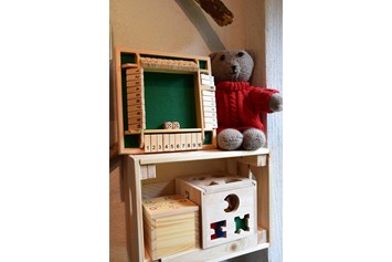 Ausflugsziel: Auch für unsere kleinsten Gäste ist mit Holzspielzeug für Kurzweil gesorgt  - Schroeders Almenland Kräuterwerkstatt