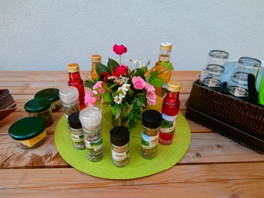 Ausflugsziel:  Eine leckere Verkostung  unsere Produkte wartet auf Euch. - Schroeders Almenland Kräuterwerkstatt