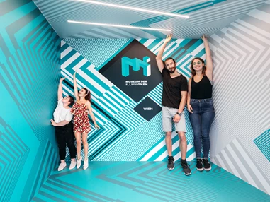 Ausflugsziel: unser Ames-Raum. Sieh deinen Lieben beim wachsen oder schrumpfen zu. Klein wird groß und groß wird klein.
Unsere Ausstellung und unsere Holzspiele sorgen dafür, dass Zeit eine Illusion wird. - Museum der Illusionen