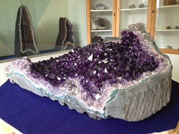 Mineralien Edelsteine Museum Highlights beim Ausflugsziel Amethyststufe