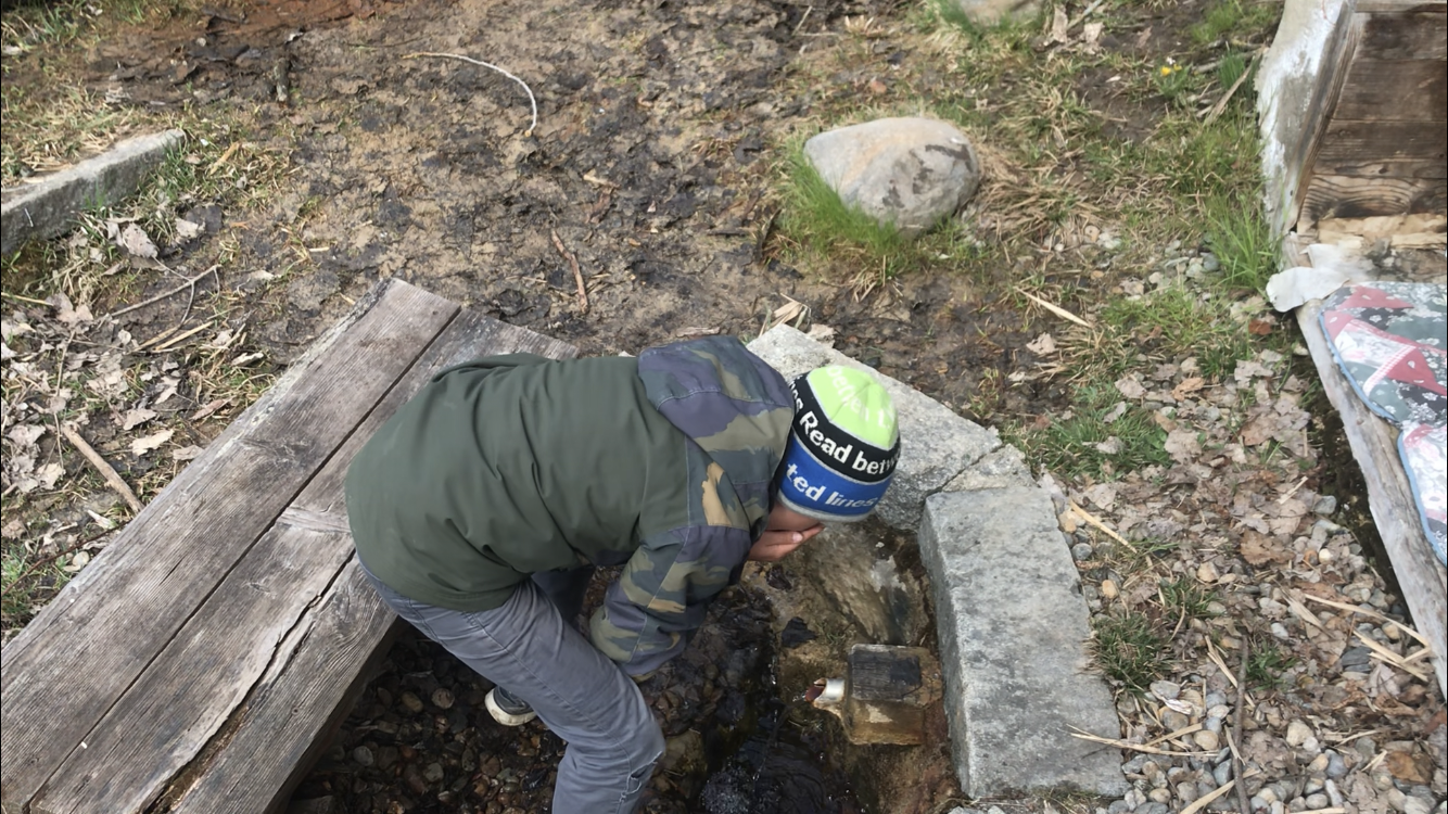 Ausflug mit Kindern - Hattendorf - Trinken aus der Knödelquelle - Knödelquelle