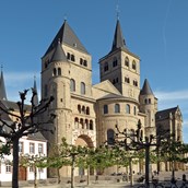 Ausflugsziel - Westfassade des Trierer Domes. 
Fotoaufnahme: Rita Heyen, Bistum Trier - Trierer Dom