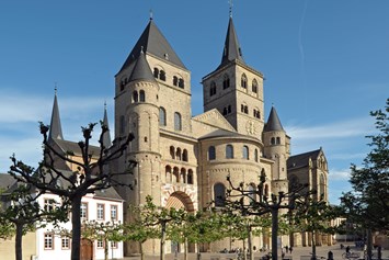 Ausflugsziel: Westfassade des Trierer Domes. 
Fotoaufnahme: Rita Heyen, Bistum Trier - Trierer Dom