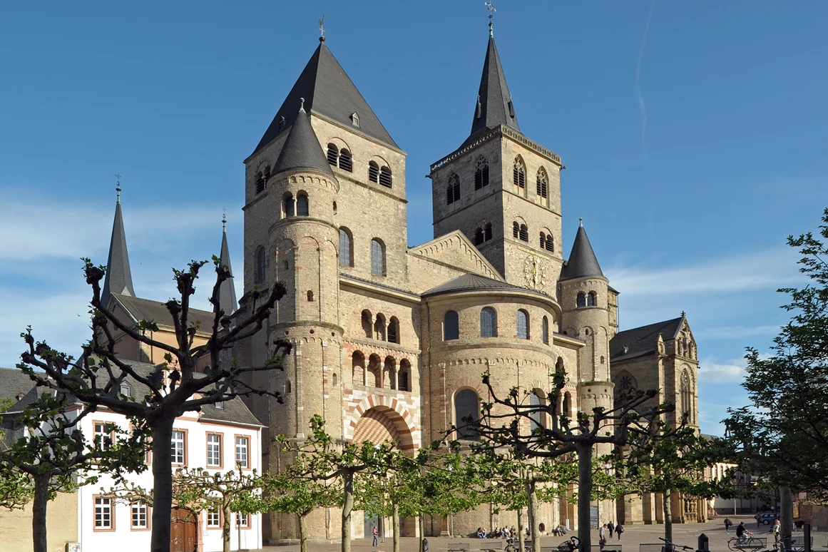 Ausflugsziel: Westfassade des Trierer Domes. 
Fotoaufnahme: Rita Heyen, Bistum Trier - Trierer Dom