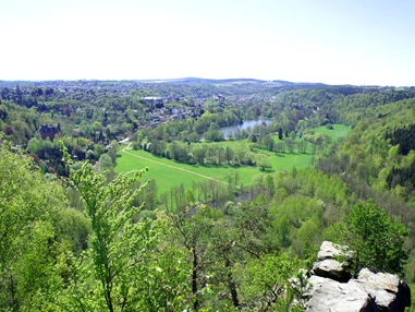 Ausflugsziel: Aussichtspunkt Weißes Kreuz mit Blick zum Park - Ringweg um Greiz