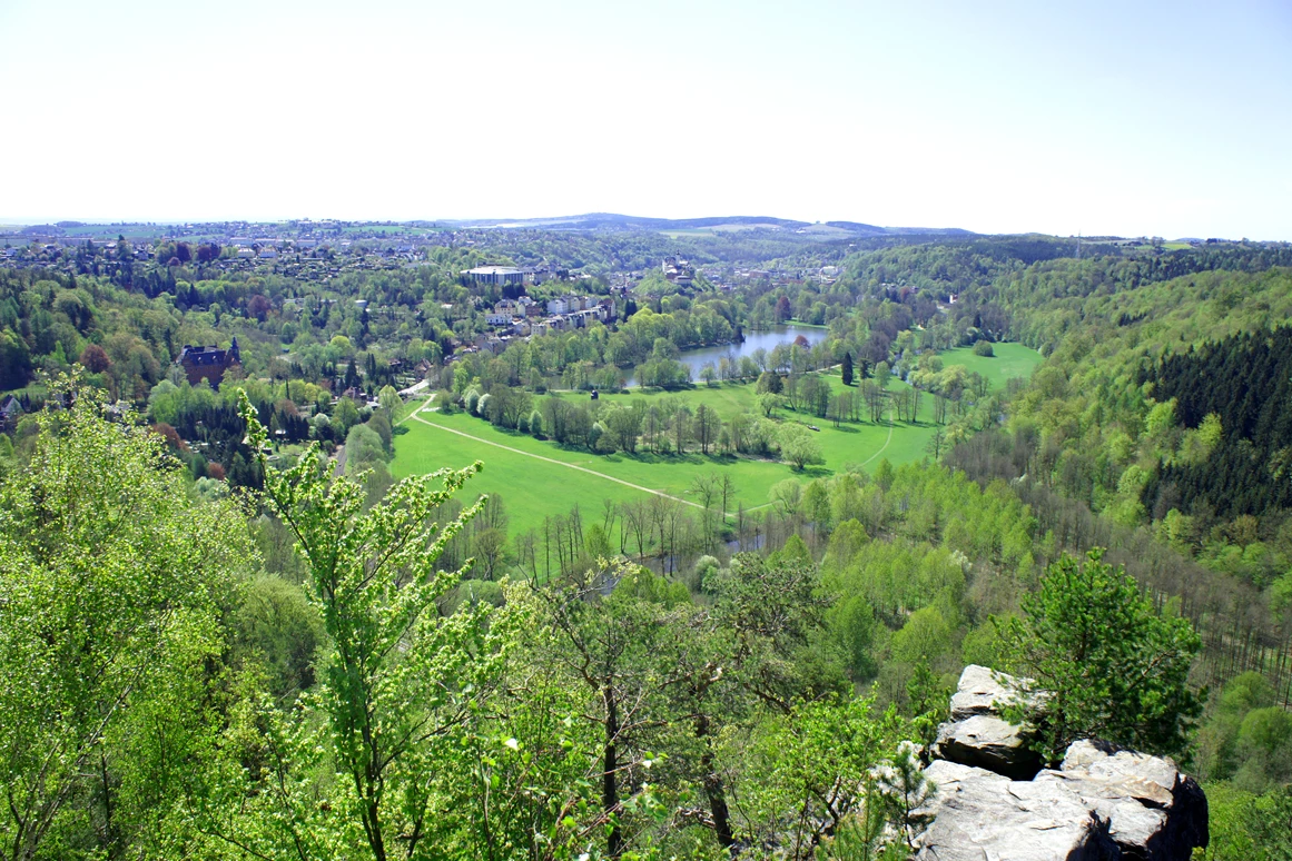Ausflugsziel: Aussichtspunkt Weißes Kreuz mit Blick zum Park - Ringweg um Greiz