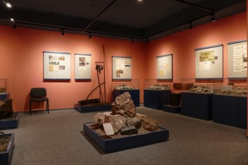 Ausflugsziel: Blick in den Ausstellungsbereich zu Geologie, Bergbau und Eisengewinnung - Stadtmuseum in der Beschußanstalt
