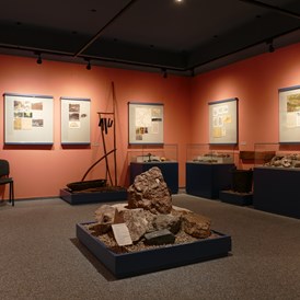 Ausflugsziel: Blick in den Ausstellungsbereich zu Geologie, Bergbau und Eisengewinnung - Stadtmuseum in der Beschußanstalt