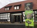 Ausflugsziel: Wildkatzenscheune Eingang - Wildkatzendorf Hütscheroda
