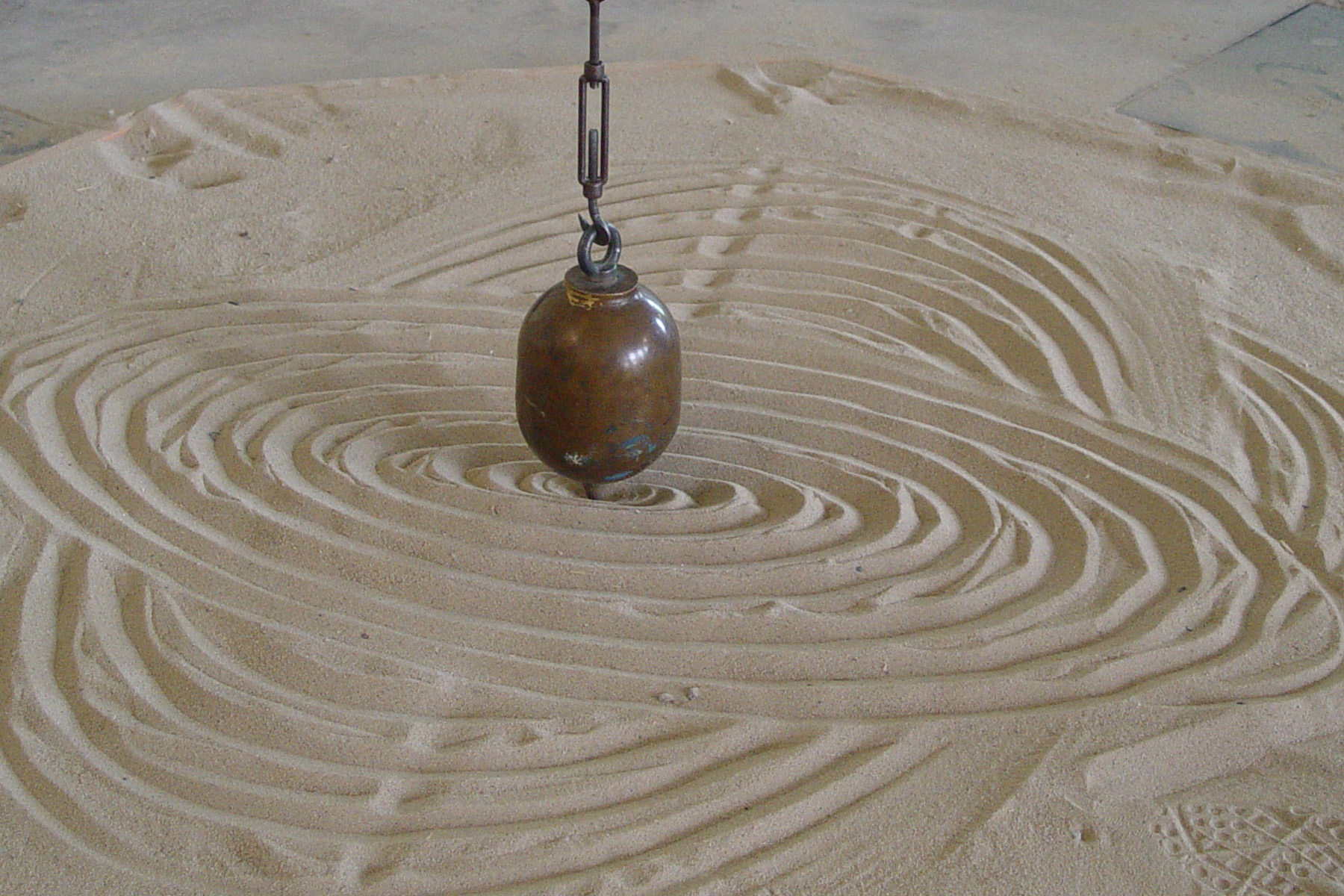 Trip with children - Erfurt - Ein Pendel malt Figuren in den Sand. - Imaginata Jena