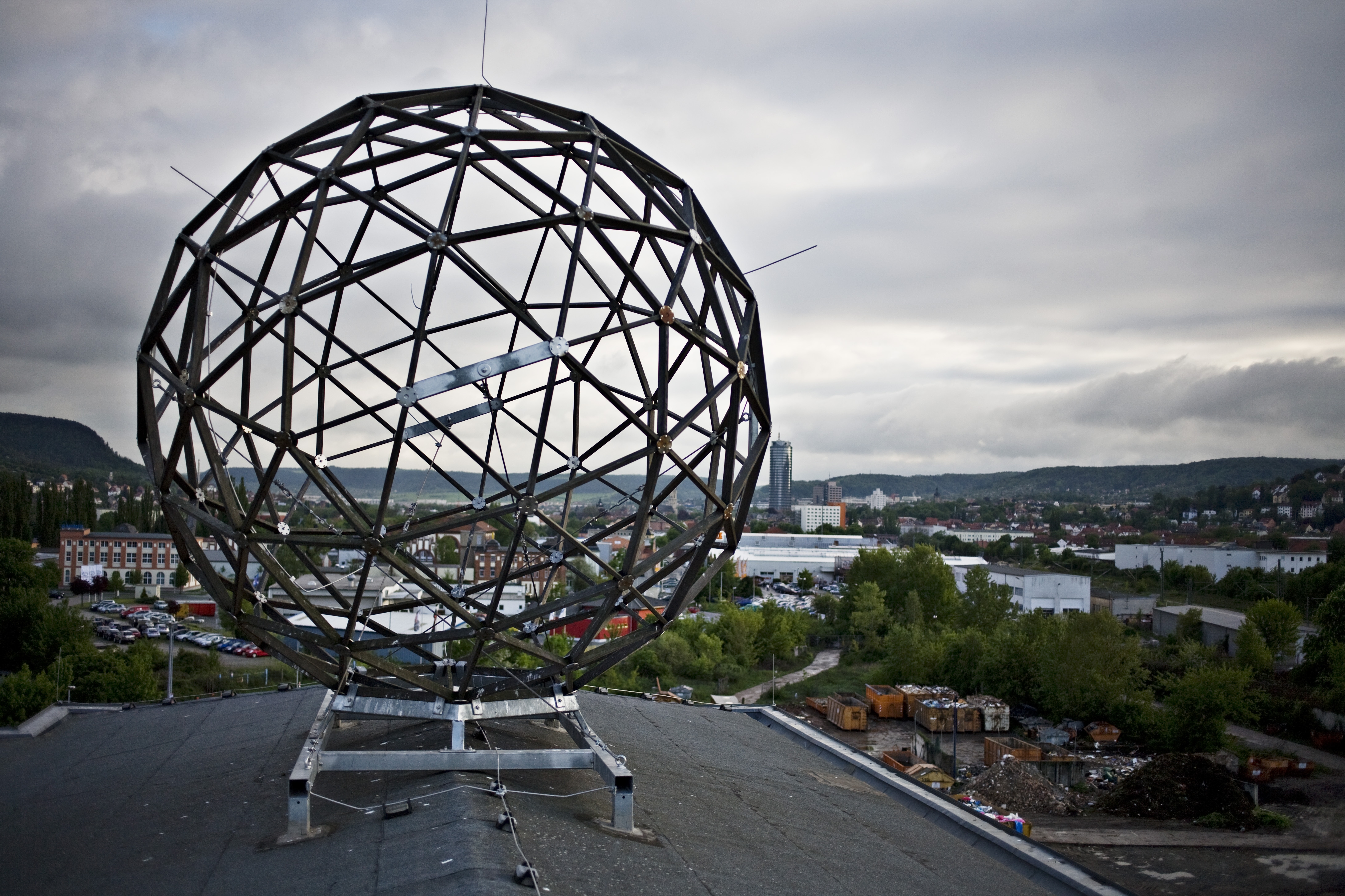 Trip with children - Erfurt - Unsere Kugel auf dem Dach. Schon von weitem zu sehen. - Imaginata Jena