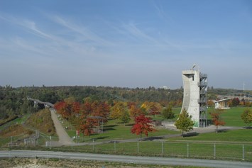 Ausflugsziel: Endeckerturm, im Hintergrund die Drachenschwanzbrücke - Neue Landschaft Ronneburg