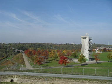 Ausflugsziel: Endeckerturm, im Hintergrund die Drachenschwanzbrücke - Neue Landschaft Ronneburg