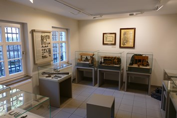 Ausflugsziel: Ausstellungsbereich u.a. mit funktionstüchtigen Modellen historischer Hammerwerke - Technisches Museum Gesenkschmiede