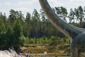 Ausflugsziel: neugierig stehen die Dinos mit viel Gebrüll im Parkgelände - Der Dinosaurierpark - Ferienpark Germendorf