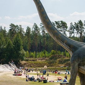 Ausflugsziel: neugierig stehen die Dinos mit viel Gebrüll im Parkgelände - Der Dinosaurierpark - Ferienpark Germendorf
