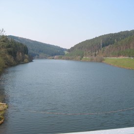 Ausflugsziel: CC BY-SA 3.0, https://commons.wikimedia.org/w/index.php?curid=717909 - Marbach-Stausee