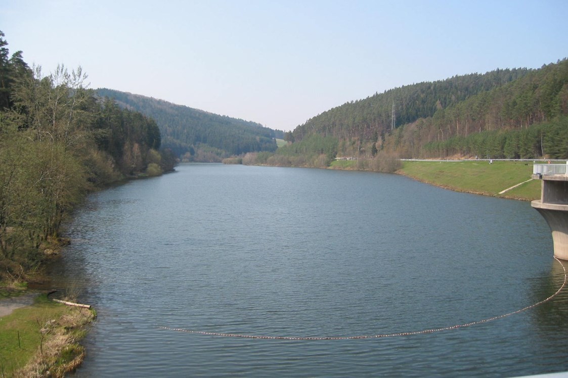 Ausflugsziel: CC BY-SA 3.0, https://commons.wikimedia.org/w/index.php?curid=717909 - Marbach-Stausee
