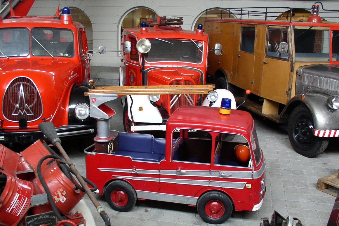 Ausflugsziel: Kleine Drehleiter von einem Kinderkarussell inmitten der "großen Brüder - Deutsches Feuerwehr-Museum Fulda