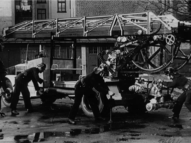Ausflugsziel: Feuerwehrleute übern mit einer Drehleiter in Frankfurt am Main - Deutsches Feuerwehr-Museum Fulda