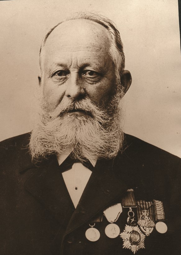 Ausflugsziel: Historische Fotografie eines stolzen Feuerwehrmannes mit Auszeichnungen - Deutsches Feuerwehr-Museum Fulda