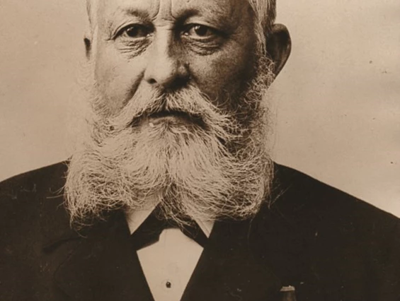 Ausflugsziel: Historische Fotografie eines stolzen Feuerwehrmannes mit Auszeichnungen - Deutsches Feuerwehr-Museum Fulda