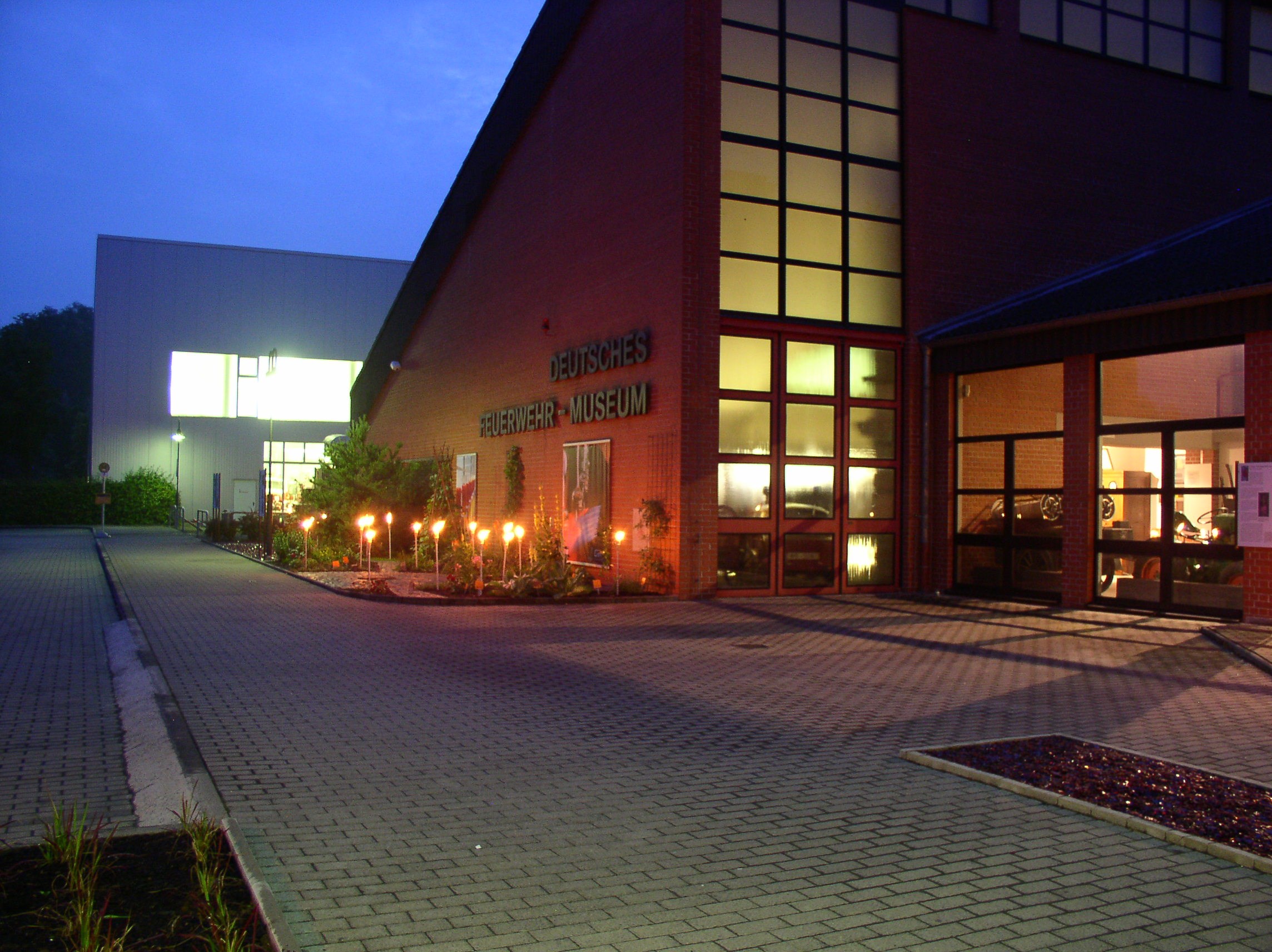 Ausflugsziel: Museumsgebäude in abendlicher Illumination - Deutsches Feuerwehr-Museum Fulda