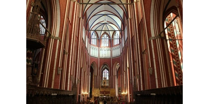 Reis met kinderen - Güstrow - Langhaus nach Osten. Münster gebaut aus rund 5 Mio. Backsteinen - Münster Bad Doberan