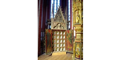 Reis met kinderen - Güstrow - Kelchschrank (um 1300) und Sakramentsturm (um 1370)   - Münster Bad Doberan