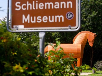 Heinrich-Schliemann-Museum Highlights beim Ausflugsziel Trojanisches Pferd auf dem Vorplatz des Museums