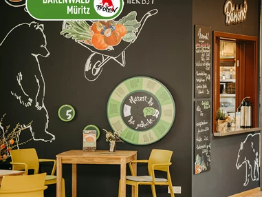 Ausflugsziel: Regional, saisonal und nachhaltig
Bei uns werden alle Gerichte frisch zubereitet! Alle Gerichte, Suppen und jedes Dressing sind selbstgemacht und auch der Kuchen kommt frisch vom Bäcker aus der Region! - BÄRENWALD Müritz
