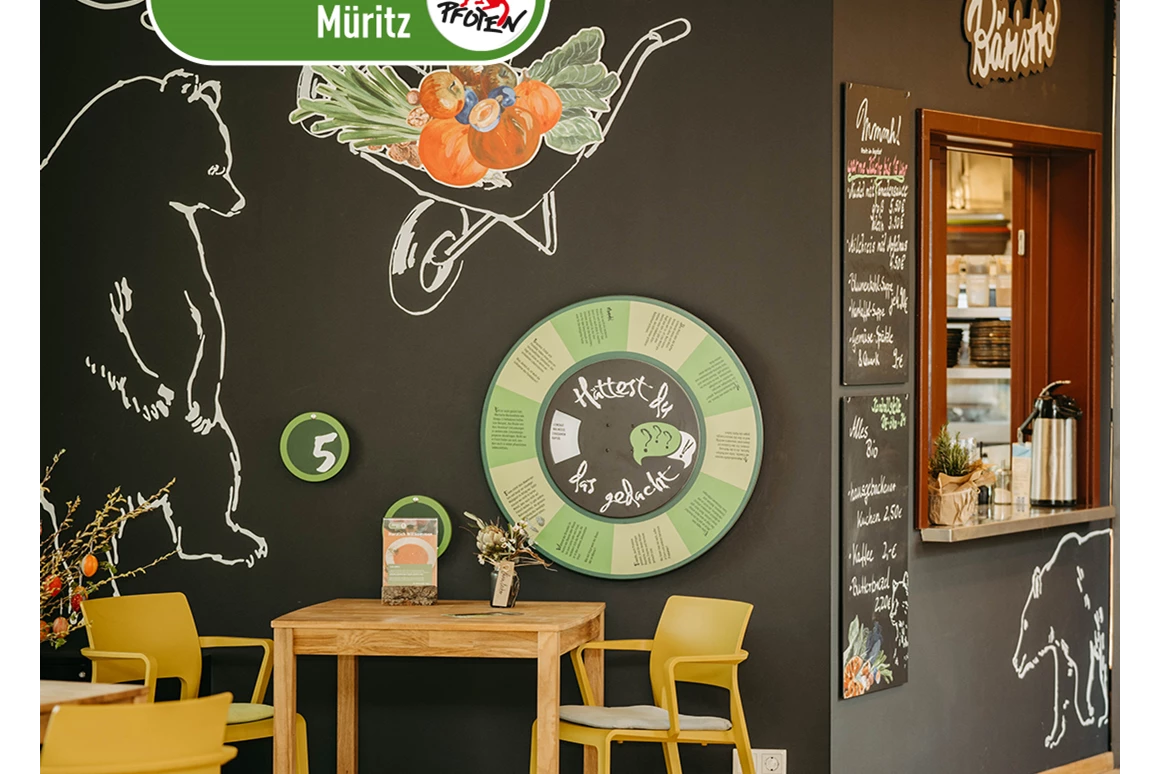 Ausflugsziel: Regional, saisonal und nachhaltig
Bei uns werden alle Gerichte frisch zubereitet! Alle Gerichte, Suppen und jedes Dressing sind selbstgemacht und auch der Kuchen kommt frisch vom Bäcker aus der Region! - BÄRENWALD Müritz