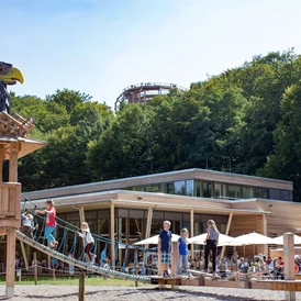 Ausflugsziel: Spielplatz vor der Boomhus Gastronomie - Naturerbe Zentrum Rügen