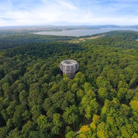 Ausflugsziel: Der Aussichtsturm inmitten der DBU-Naturerbefläche Prora mit Blick in Richtung des Kleinen Jasmunder Boddens.  - Naturerbe Zentrum Rügen