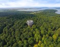 Ausflugsziel: Der Aussichtsturm inmitten der DBU-Naturerbefläche Prora mit Blick in Richtung des Kleinen Jasmunder Boddens.  - Naturerbe Zentrum Rügen