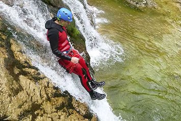 Ausflugsziel: Wasserrutschen beim Canyoning in Niederösterreich - Canyoning "Aqua Splash" für Familien in Niederösterreich im Ötscherland