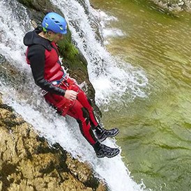 Ausflugsziel: Wasserrutschen beim Canyoning in Niederösterreich - Canyoning "Aqua Splash" für Familien in Niederösterreich im Ötscherland