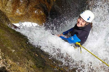 Ausflugsziel: Abseilen beim Canyoning in der Tour "Aqua Splash" - Canyoning "Aqua Splash" für Familien in Niederösterreich im Ötscherland